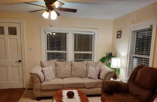 Southwest Raleigh Cottage | Hidden gem -west Raleigh-king bed-screened porch - fenced backyard