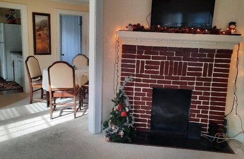 Southwest Raleigh Cottage | Hidden gem -west Raleigh-king bed-screened porch - fenced backyard