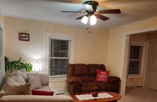 Southwest Raleigh Cottage | Hidden gem -west Raleigh-king bed-screened porch - fenced backyard