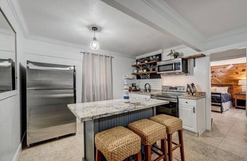 Poinciana Park House | Hidden Getaway 5 miles away from Fort Laud Beach