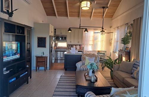 Venetian Road Settlement House | Hidden Haven - 2 bedrooms with ensuite baths & living/dining and full kitchen.
