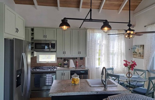 Venetian Road Settlement House | Hidden Haven - 2 bedrooms with ensuite baths & living/dining and full kitchen.