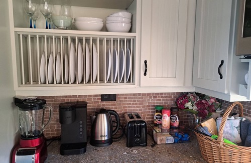 Venetian Road Settlement House | Hidden Haven - 2 bedrooms with ensuite baths & living/dining and full kitchen.