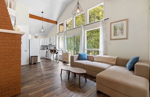 Grey Highlands Cottage | Hidden Haven Cottage: The Perfect Family Getaway for Fun and Relaxation!