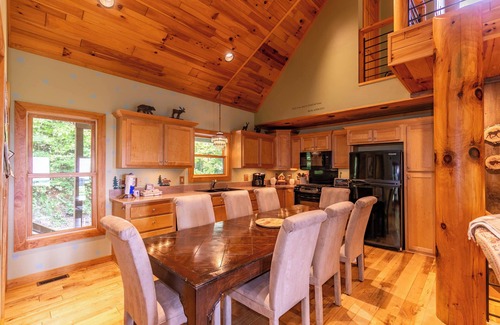 Lenoir Cabin | Hidden Hideaway - views, privacy, dogs welcome, hot tub