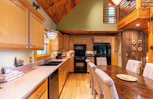 Lenoir Cabin | Hidden Hideaway - views, privacy, dogs welcome, hot tub