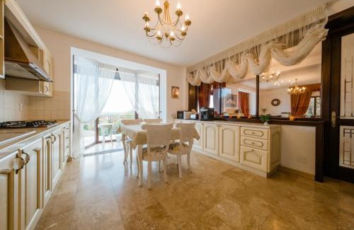 Cocorastii Mislii House | Hidden Hills Villa