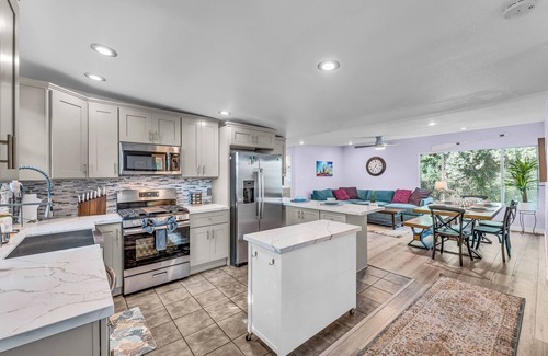 Morena House | Hidden Hilltop Manor, Chic 3BD w/Outdoor Oasis and parking, Centrally located