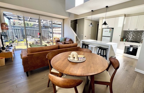 Mansfield House | Hidden Hunter Luxe light filled townhouse walking Distance to Mansfield High Stn