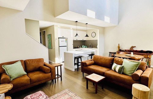 Mansfield House | Hidden Hunter Luxe light filled townhouse walking Distance to Mansfield High Stn