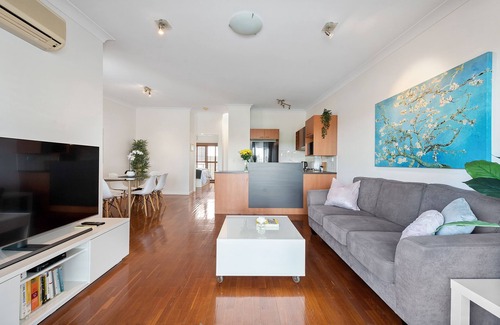 New Farm Apartment | Hidden in New Farm ~ 1 Bed/1 Bath/1 Car/Views