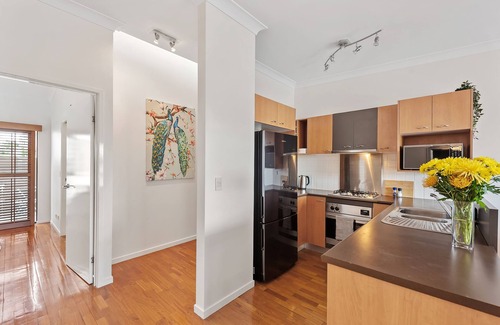 New Farm Apartment | Hidden in New Farm ~ 1 Bed/1 Bath/1 Car/Views
