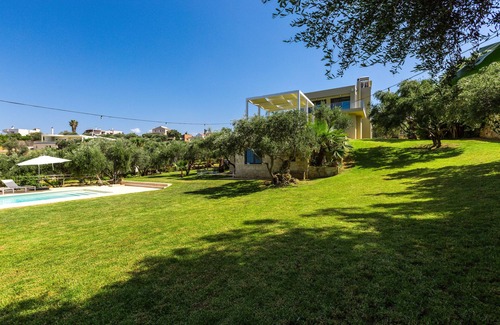 Daratsos Villa | Hidden in the Trees Offering Full Facilities & Privacy only 1,5 km from Beach!