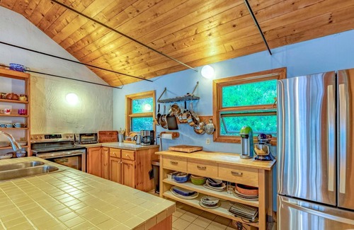 Minett Cottage | Hidden island gem on Lake Joe! Cozy and rustic 3bdrm with 500' of shoreline!