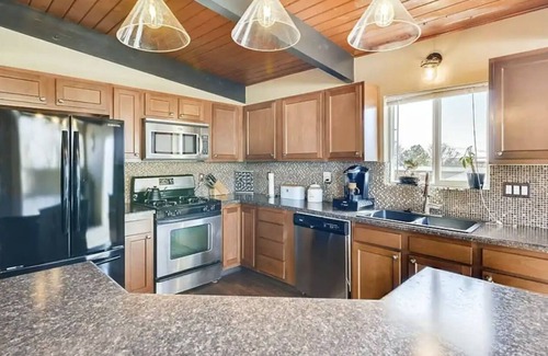 Cheyenne Meadows House | Hidden Jewel for the Family, Near the Broadmoornn
