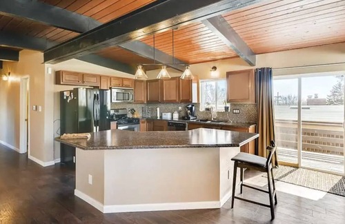 Cheyenne Meadows House | Hidden Jewel for the Family, Near the Broadmoornn