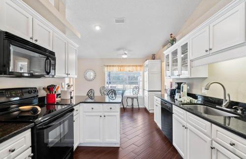Navarre House | Hidden Jewel WITH A POOL