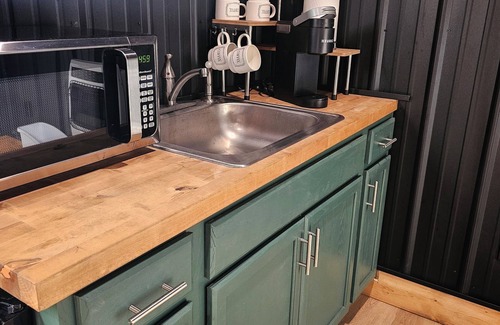 Dingess Apartment | Hidden Jewell Studio Suite #1 - 2BD/1BA Kitchenette & Washer/Dryer on Outlaws
