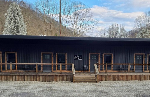 Dingess Apartment | Hidden Jewell Studio Suite #3 - 3BD/1BA Kitchenette & Washer/Dryer on Outlaws