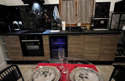 Chelles Bed & Breakfast | Hidden Love with private Jacuzzi!