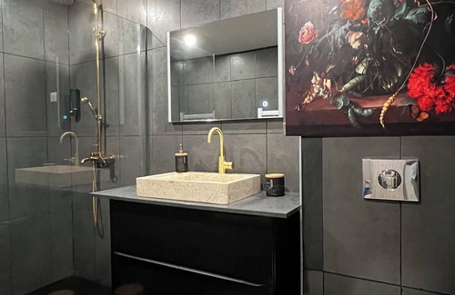 Chelles Bed & Breakfast | Hidden Love with private Jacuzzi!