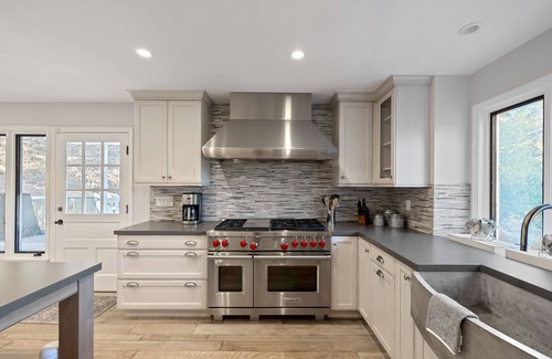Atascadero House | Hidden Oaks Farmhouse by AvantStay | Hot Tub, Deck