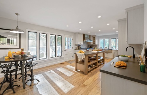 Atascadero House | Hidden Oaks Farmhouse by AvantStay | Hot Tub, Deck