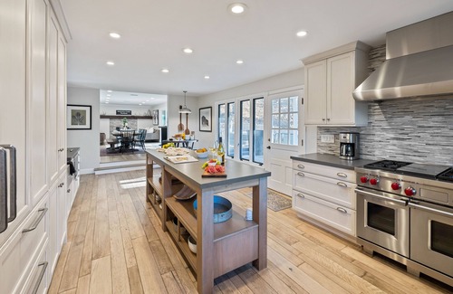 Atascadero House | Hidden Oaks Farmhouse by AvantStay | Hot Tub, Deck