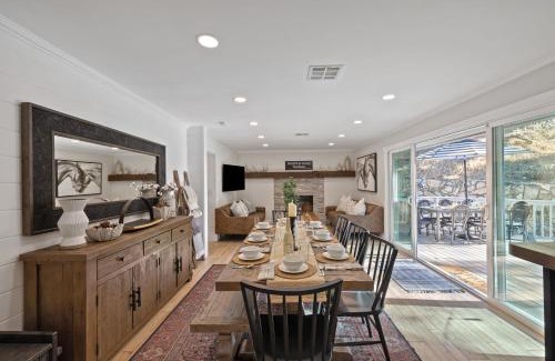 Atascadero House | Hidden Oaks Farmhouse by AvantStay Hot Tub Deck