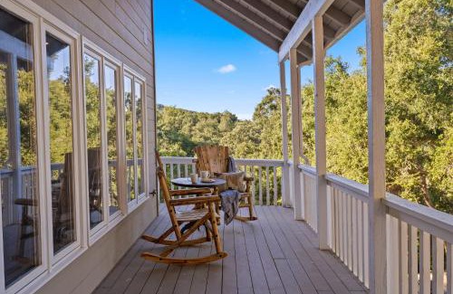 Atascadero House | Hidden Oaks Farmhouse by AvantStay Hot Tub Deck