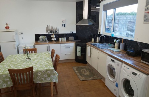 Ballina House | HIDDEN OASIS, Cosy Townhouse beside shops, bars & restaurants
