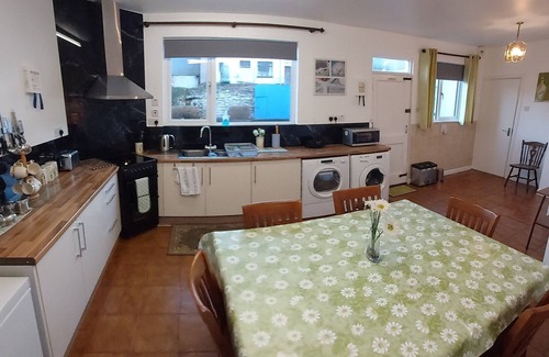 Ballina House | HIDDEN OASIS, Cosy Townhouse beside shops, bars & restaurants