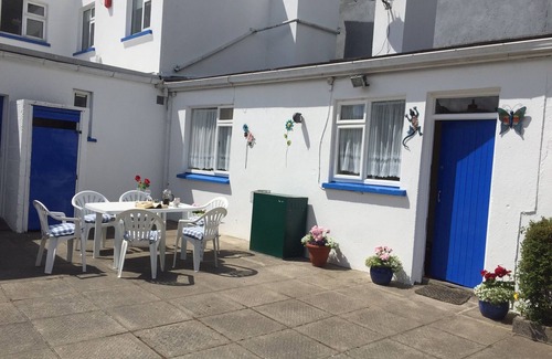 Ballina House | HIDDEN OASIS, Cosy Townhouse beside shops, bars & restaurants