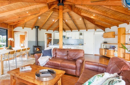 Callala Bay House | Hidden Orchard - Pet Friendly - 4 Mins Walk to Beach