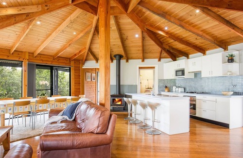 Callala Bay House | Hidden Orchard - Pet Friendly - 4 Mins Walk to Beach
