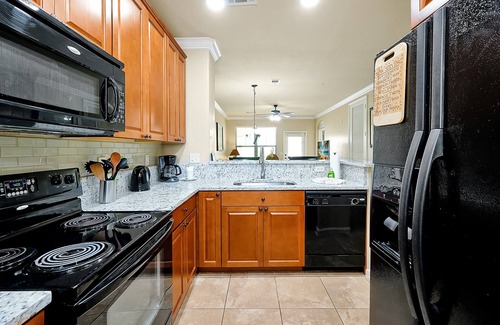 Wellington Apartment | Hidden Paradise in Bella Piazza | Lake View