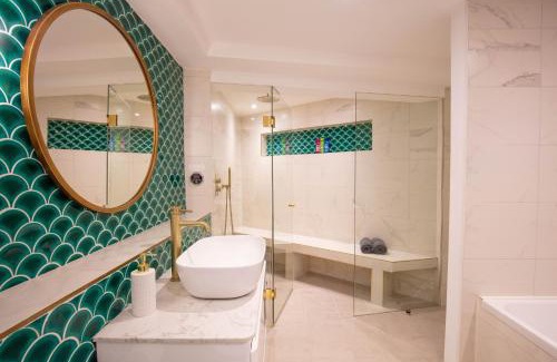 Coldharbour Apartment | Hidden Retreat with Steam room, KING bed near tube