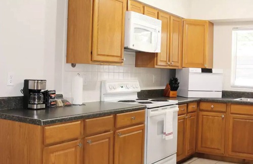 Lakeland House | Hidden Ruby-Apartment with Kitchen and Laundry