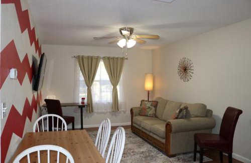 Lakeland Apartment | Hidden Ruby-Apartment with Kitchen and Laundry