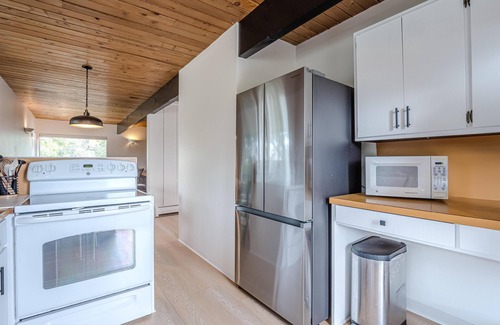 Palisade House | Hidden Serenity: Pet Friendly Patio Dining