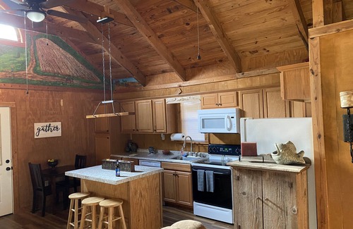 Oakland Cabin | Hidden Treasure at Enid Lake-Crappie Fishing, Duck Hunting, ATVRiding, Ole Miss