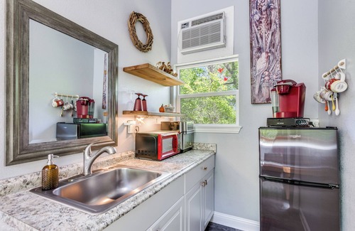 Weatherford Cabin | Hidden Treasure Harvest House Forest Getaway Weatherford, TX