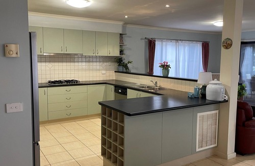 Wallan House | Hidden Valley Victoria -tuscany Vibe - Entire House - Near Golf Course & Trails