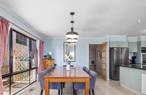 Wallan House | Hidden Valley Victoria -tuscany Vibe - Entire House - Near Golf Course & Trails