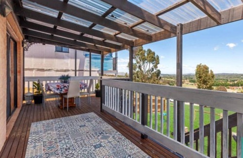 Wallan House | Hidden Valley Victoria -tuscany Vibe - Entire House - Near Golf Course & Trails