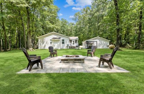 Kendall House | Hidden Woodland Home with Hiking Trail and Lake Access