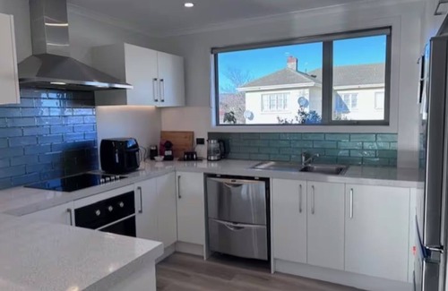 Invercargill Apartment | Hide away from the world, apartment style, on Dee!