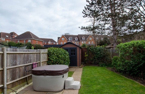 Bracknell House | Hide Away House With Hot Tub and Driveway