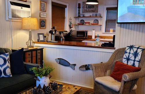 Hawkins Cabin | HIDEAWAY at HAWKINS!East TX LAKEFRONT Cabin in the Trees-Firepit-Private dock🐟
