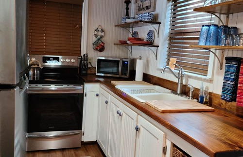 Hawkins Cabin | HIDEAWAY at HAWKINS!East TX LAKEFRONT Cabin in the Trees-Firepit-Private dock🐟